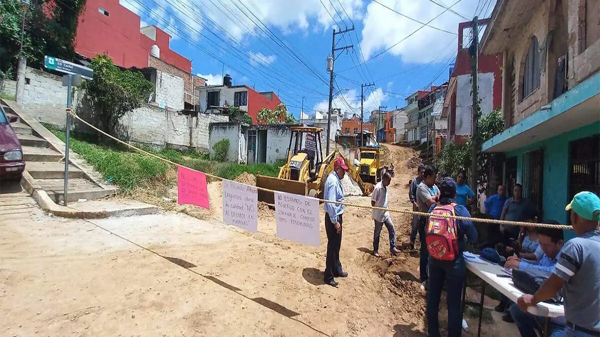 Protesta en colonia de Xalapa por obra